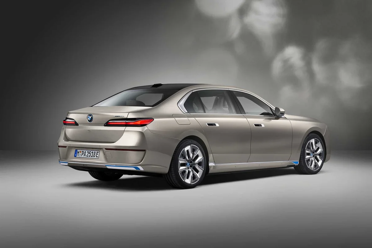 ב.מ.וו i7 xDrive60 חשמלית, מבט אחורי שלושת־רבעי