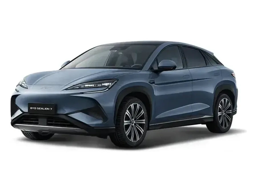 רכב BYD סיליון 7 חשמלי — מבט קדמי שלושת-רבעי על רקע לבן