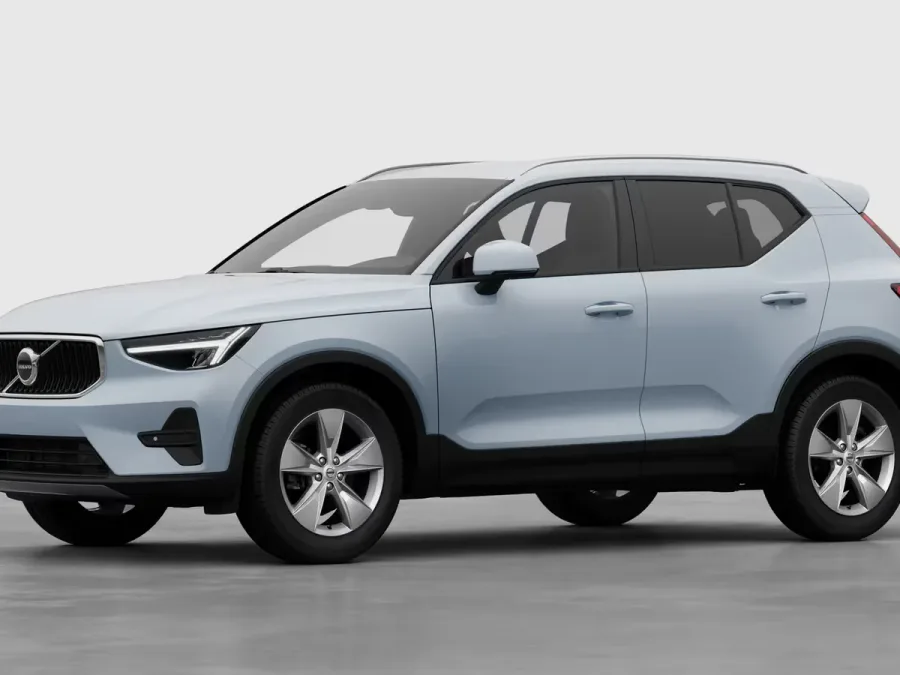 וולוו XC40 עם סורג קדמי פתוח — מבט קדמי שלושת-רבעי בסטודיו